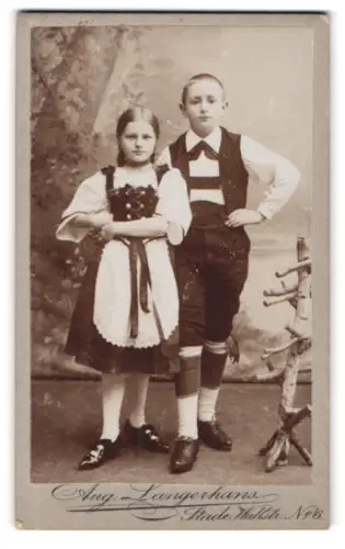Fotografie Aug. Langerhans, Stade, Wallstrasse Nr. 6, Geschwister in deutschen Trachten