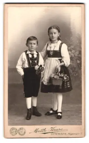 Fotografie Matth. Kruse, Ottensen, Papenstr. 7, Zwei Kinder in deutschen Trachten mit Blumenkorb