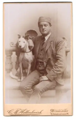 Fotografie C. M. Hellenbroich, Düsseldorf, Schadowstrasse 76, Eleganter Herr mit seinem Hund auf einer Bank