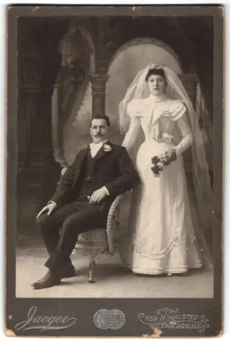 Fotografie Jaeger, Chicago, Halsted St. 659, Elegantes Brautpaar im Atelier