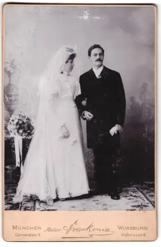 Fotografie Atelier Frankonia, München, Gärtnerplatz 4, Hochzeitspaar zusammen im Atelier