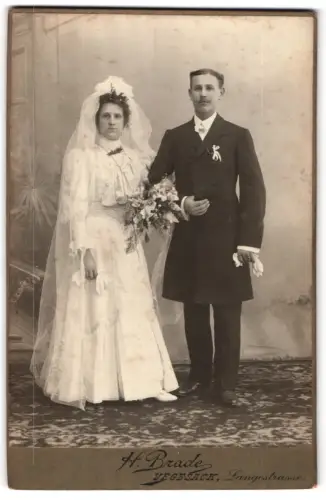 Fotografie H. Brade, Vegesack, Langestrasse, Hochzeitspaar Arm in Arm mit Blumenstrauss im Studio