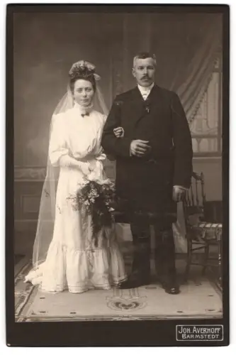 Fotografie Joh. Averhoff, Barmstedt, Brautpaar Arm in Arm mit Blumenstrauss