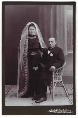 Fotografie Rudolf Averhoff, Barmstedt, Kirchenstrasse 7, Porträt eines eleganten Brautpaares mit Bibel und Zylinder