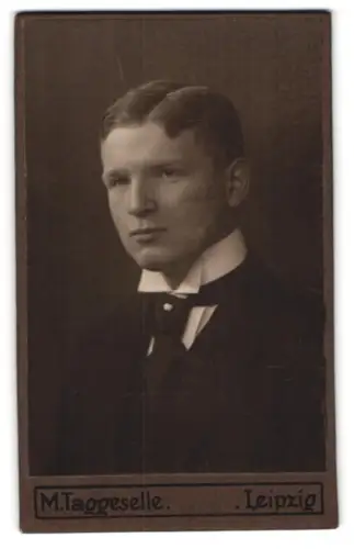 Fotografie Max Taggeselle, Leipzig, Zeitzerstrasse 23, Student Günther Marr mit Mensur-Narbe 1913, rückseitig beschrieben