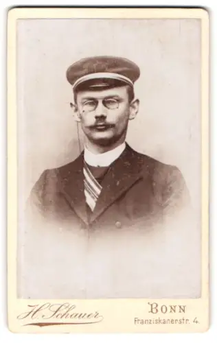 Fotografie H. Schauer, Bonn, Franziskanerstr. 4, Porträt eines Studenten mit Tellermütze und Brille