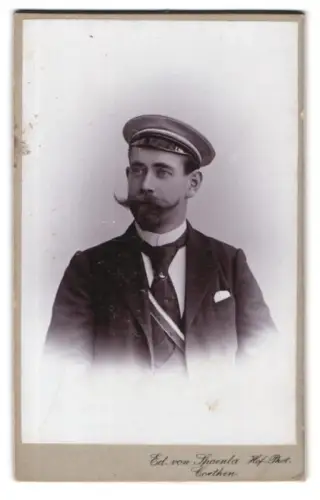 Fotografie Ed. von Spoenla, Coethen, Bärteich-Promenade 6a, Porträt eines Studenten mit Tellermütze und Couleur