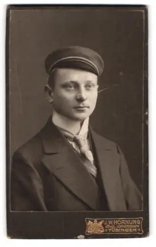 Fotografie J.W. Hornung, Tübingen, Uhlandstrasse 11, Student mit Tellermütze im Porträt