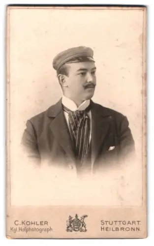 Fotografie C. Kohler, Stuttgart, Schillerstrasse 13, Porträt eines Studenten mit Tellermütze und Schnurrbart