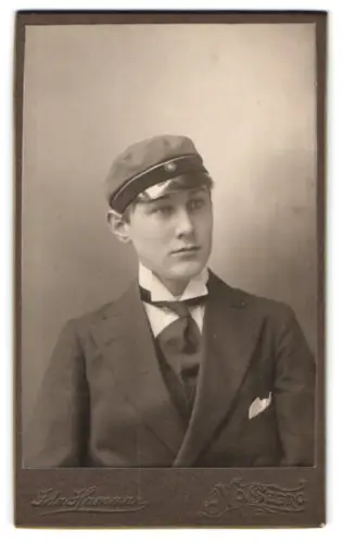 Fotografie Ida Hammar, Nossebro, Porträt eines Studenten mit Biedermeiermütze