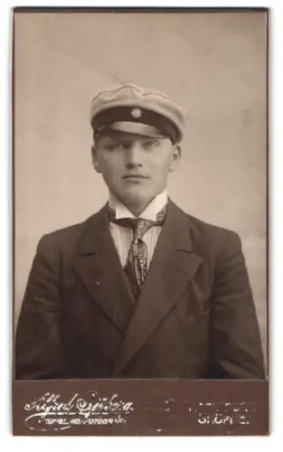 Fotografie Alfred Sjöberg, Karlsruhe, Porträt eines jungen Studenten mit Biedermeiermütze