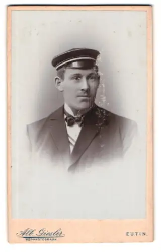 Fotografie Alb. Giesler, Eutin, Kielerstrasse 4, Student mit Tellermütze im Porträt