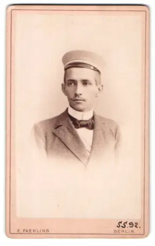 Fotografie E. Faehling, Berlin, Leipziger Str. 63a, Porträt eines Studenten im Anzug mit Tellermütze