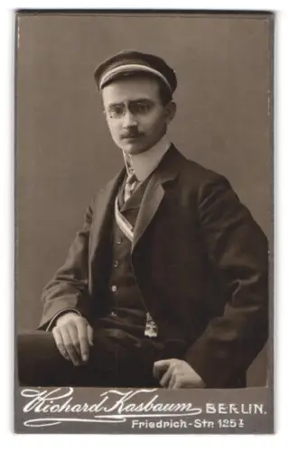 Fotografie Richard Kasbaum, Berlin, Friedrich-Str. 125, Student Werner mit Tellermütze, Couleur und Zipfel