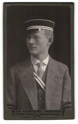 Fotografie Jul. Einsiedel, München, Wiener Platz 2, Student Carlo mit Tellermütze und Couleur 1913