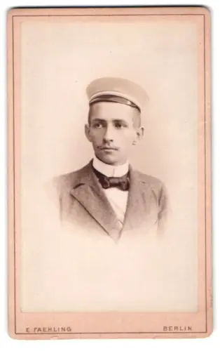 Fotografie E. Faehling, Berlin, Leipziger Str. 63a, Porträt eines jungen Studenten mit Tellermütze
