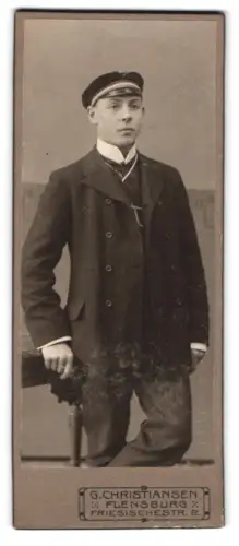 Fotografie G. Christiansen, Flensburg, Friesische Str. 2, Porträt eines Studenten mit Tellermütze im Atelier