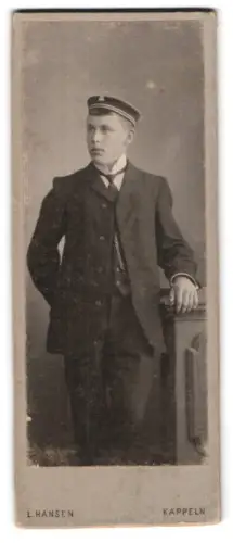 Fotografie L. Hansen, Kappeln, Eleganter Student mit Tellermütze
