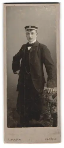Fotografie L. Hansen, Kappeln, Junger Student mit Tellermütze im Studio
