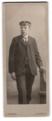 Fotografie L. Hansen, Kappeln, Student im Anzug mit Tellermütze