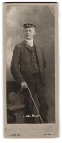 Fotografie L. Hansen, Kappeln, Porträt eines Studenten mit Tellermütze und Gehstock