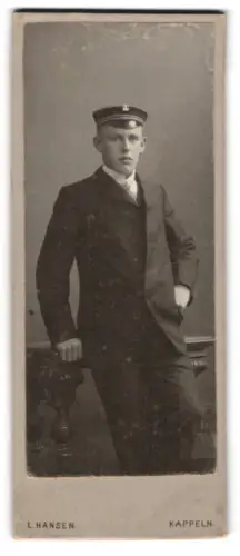 Fotografie L. Hansen, Kappeln, Porträt eines Studenten mit Tellermütze im Atelier