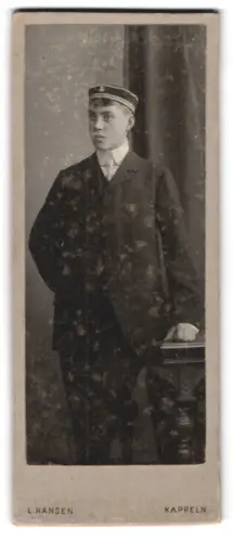 Fotografie L. Hansen, Kappeln, Student in dunklem Anzug mit Biertönnchen