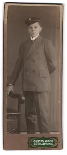 Fotografie Gustav Gock, Hohenwestedt, Junger Student im Anzug mit Tellermütze