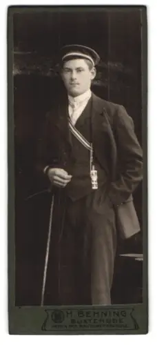Fotografie H. Behning, Buxtehude, Student mit Couleur, Zipfel und Tellermütze