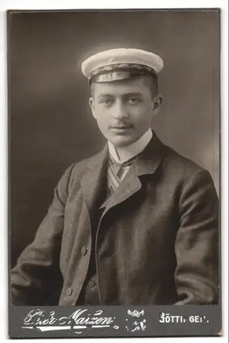 Fotografie Peter Matzen, Göttingen, Weenderstr. 39, Junger Student mit Tellermütze im Porträt