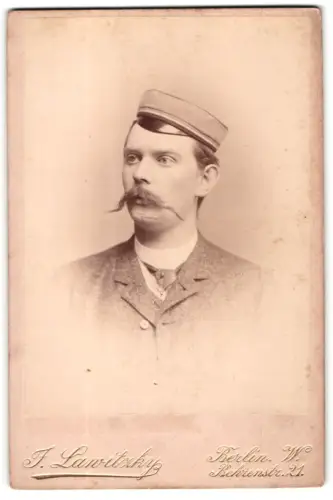 Fotografie J. Lawitzky, Berlin, Behrenstr. 21, Wilhelm Peters als Student mit Tellermütze und Schnurrbart