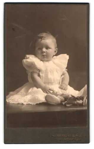 Fotografie Herrmann & Klein, Elberfeld, Sitzendes Baby in Spitze