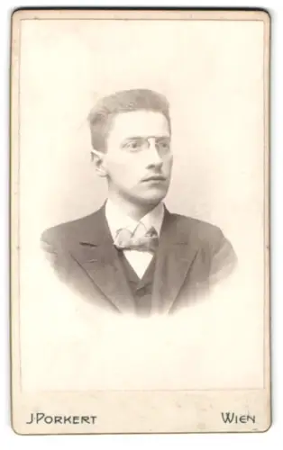 Fotografie J. Porkert, Wien, Ziegelofengasse 28, Porträt eines jungen Mannes