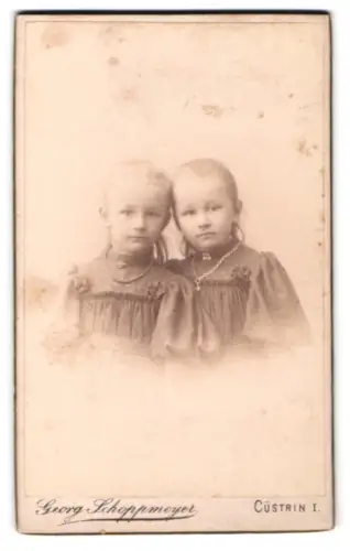 Fotografie Georg Schoppmeyer, Cüstrin, Kurze Dammstrasse 75/76, Zwei junge Mädchen
