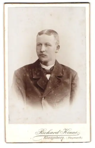 Fotografie Richard Kinne, Königsberg, Am Markt 16, Porträt eines Mannes in Anzug