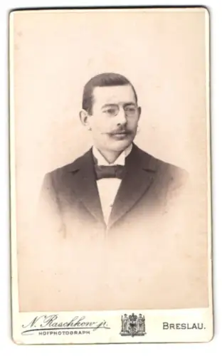 Fotografie N. Raschkow jr., Breslau, Ohlauerstrasse 4, Porträt eines eleganten Herrn