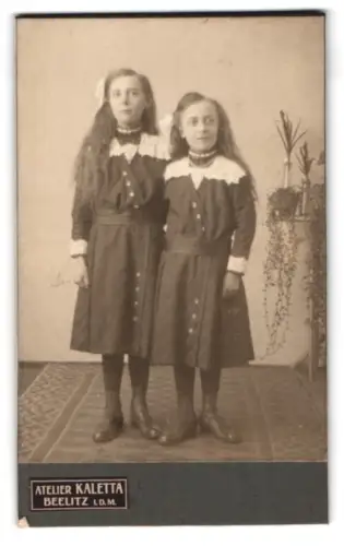 Fotografie Atelier Kaletta, Beelitz, Zwei junge Mädchen in Kleidern