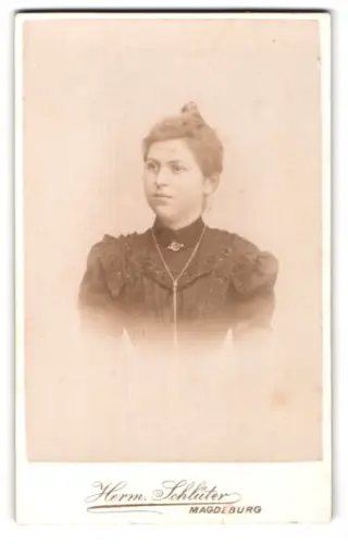 Fotografie Hermann Schlüter, Magdeburg, Ecke Breite Weg, Porträt einer jungen Dame