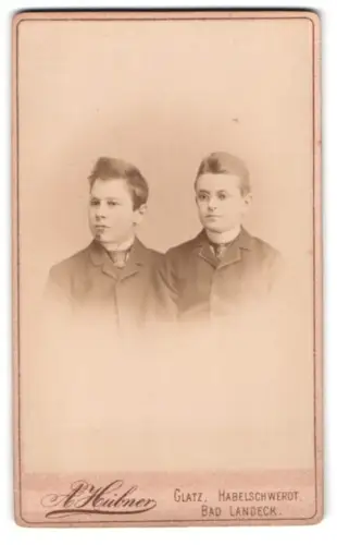 Fotografie A. Hübner, Glatz, Wilhelmstrasse, Zwei Jugendliche in eleganter Kleidung