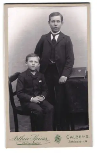 Fotografie Arthur Spiess, Calbe a. S., Schlossstr. 14, Zwei Jungen in feiner Kleidung