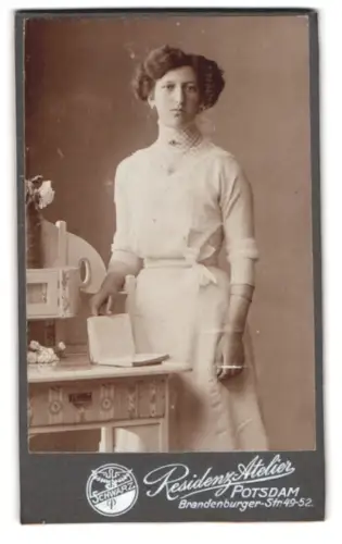 Fotografie Residenz Atelier, Potsdam, Brandenburger Strasse 49-52, Junge Frau mit Buch
