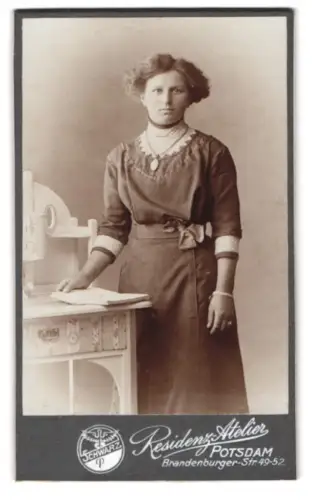 Fotografie Residenz Atelier, Potsdam, Brandenburger Str. 49-52, Frau in elegantem Kleid