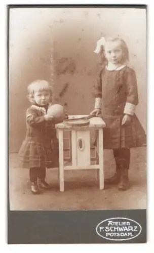 Fotografie F. Schwarz, Potsdam, Kinder mit Tisch und Ball