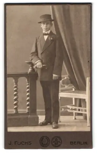 Fotografie J. Fuchs, Berlin, Friedrichstr. 108, Junge im Anzug mit Hut
