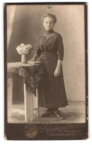 Fotografie F. Schwarz, Potsdam, Brandenburgerstr. 49/52, Porträt einer Dame mit Blumenarrangement