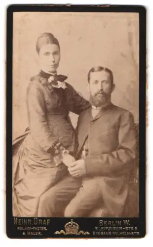 Fotografie Heinr. Graf, Berlin, Leipziger-Strasse 8, Elegantes Paar im Atelier