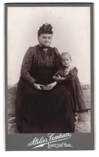 Fotografie Atelier Czechari, Landeshut in Schlesien, Innige Verbindung einer Grossmutter mit ihrem Enkelkind