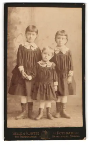 Fotografie Selle & Kuntze, Potsdam, Schwertfegerstr. 14, Drei Kinder in festlicher Kleidung