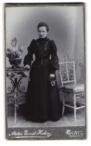 Fotografie Ernst Hahn, Glatz, Grünenstrasse 7, Dame in elegantem schwarzen Kleid