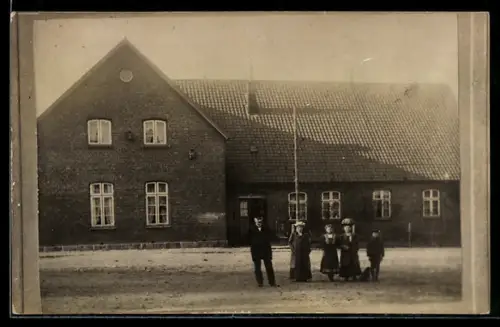 Foto-AK Sahms, Familienfoto vor einem Haus